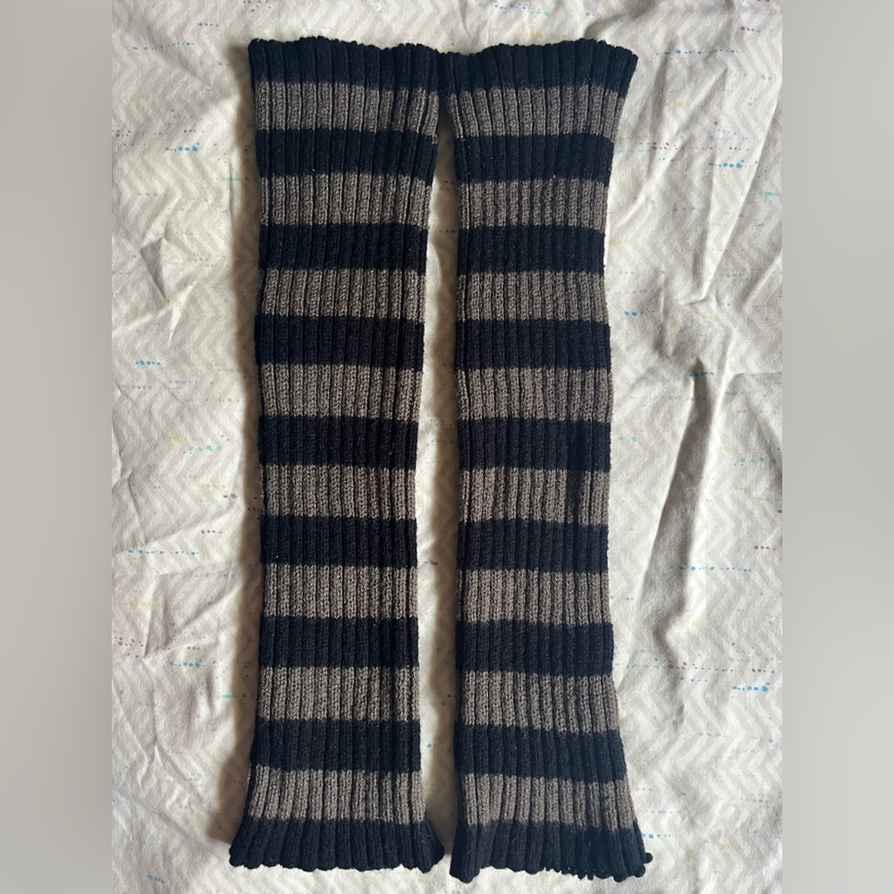 grey/black striped leg warmers